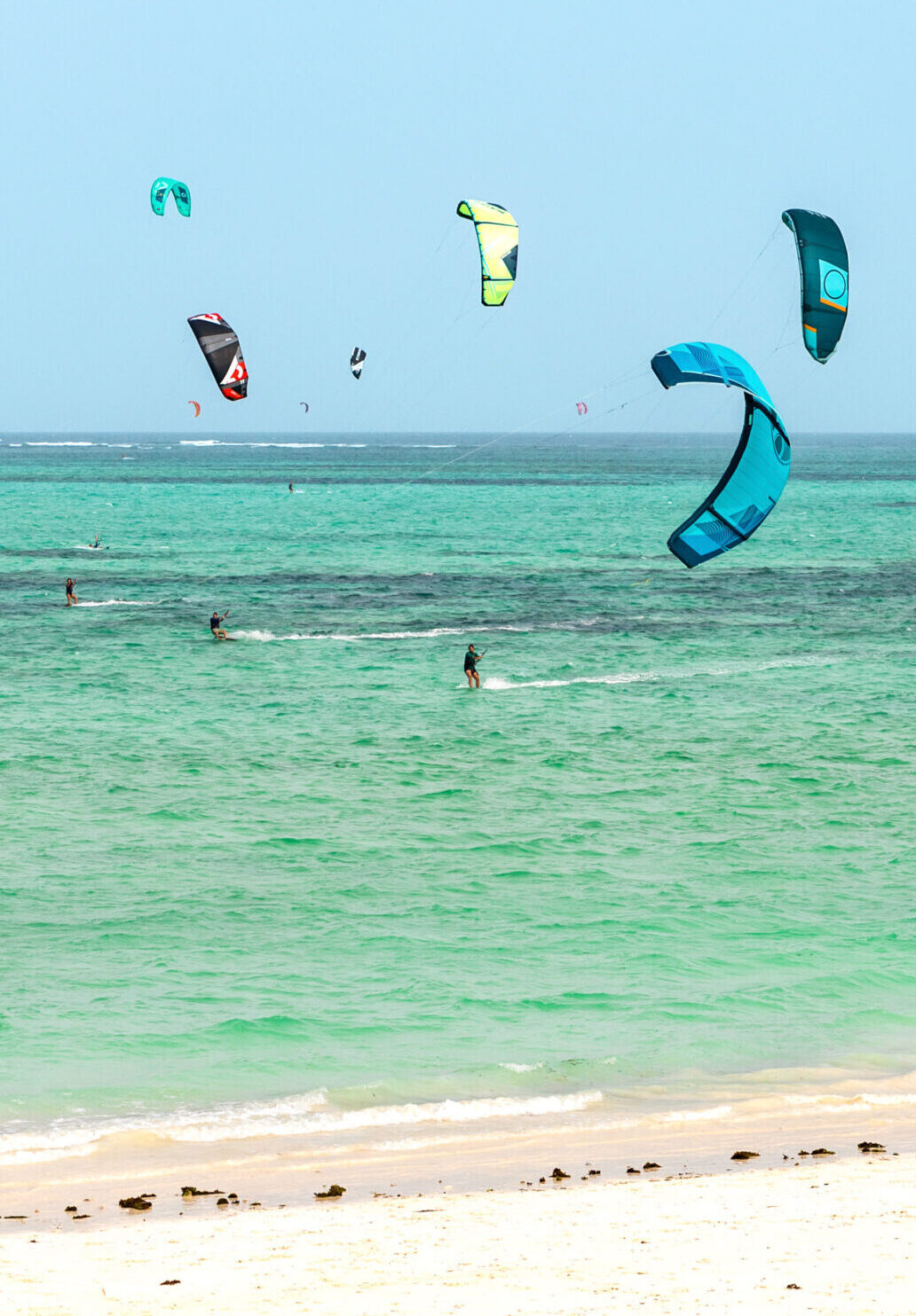 Discover the best kitesurfing spots in Zanzibar and get detailed weather information to plan your perfect kitesurfing adventure. Whether you're a beginner or an experienced kitesurfer, our guide will help you find the ideal locations and conditions